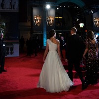 Tampak detail embellishments menghiasi area bahu hingga bagian belakang gaun. Foto: Getty Images