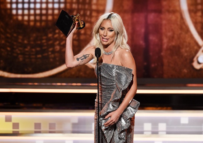 Pertama-tama saya mengucapkan terima kasih kepada Tuhan. Terima kasih juga untuk semuanya, untuk tim dan untuk keluarga saya, ungkap Lady Gaga sambil menahan haru. Lagu Shallow juga masuk kategori Record of the Year dan Song of the Year. (Foto: Kevin Winter/Getty Images for The Recording Academy)