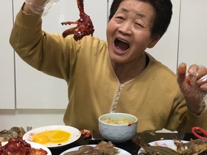 Kenalan dengan Kim Young-won, Nenek 78 Tahun yang Suka Mukbang