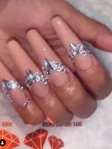 Datang ke Grammy, Cardi B Hias Kuku dengan 200 Kristal Swarovski
