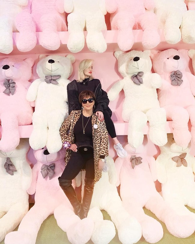 Kris Jenner, nenek Stormi, pun tak melewatkan menikmati berbagai wahana di pesta ulang tahun cucunya. Kris tampak berpose di area deretan puluhan boneka panda raksasa.  Foto: Instagram