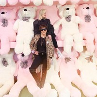 Kris Jenner, nenek Stormi, pun tak melewatkan menikmati berbagai wahana di pesta ulang tahun cucunya. Kris tampak berpose di area deretan puluhan boneka panda raksasa.  Foto: Instagram