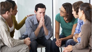 Meme fans Chelsea sedang dihibur ramai-ramai dalam sebuah konseling. (Foto: Internet/Twitter)