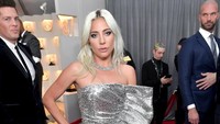 Lady Gaga memilih tampil senada dengan Dua Lipa yakni dalam balutan dress silver. Neilson Barnard/Getty Images for The Recording Academy