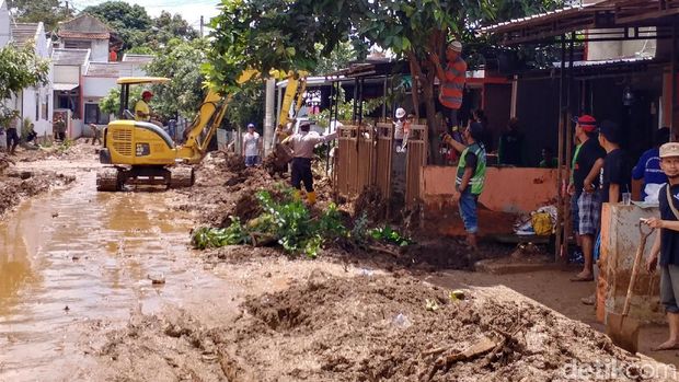 Sehari Pasca Tanggul Jebol di Pasirjati, Jalan Masih Tertutup Lumpur
