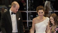 Pangeran William tampak mengawasi istrinya itu agar tak jatuh atau tersandung karena gaun putih yang dikenakannya. Pascal Le Segretain/Getty Images