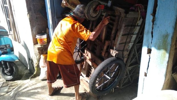 Mimpi Dedih Pejuang Kebersihan dari Sukabumi Miliki Gerobak Sampah Baru