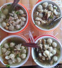 Mau Cicip Mie Bakso Janda? Cukup Bayar Rp 10 Ribu Saja