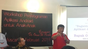 Bertempat di KBRI Muscat, sekitar 30 anak-anak berusia dari 8-12 tahun, belajar membuat aplikasi untuk di smartphone mereka masing-masing, menggunakan MIT App Inventor 2. Foto: KBRI Muscat, Oman