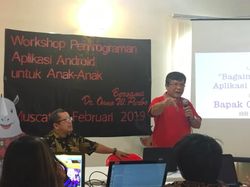 Yuk Intip Aksi Pak Guru Onno Purbo Ajari Anak-anak di Oman