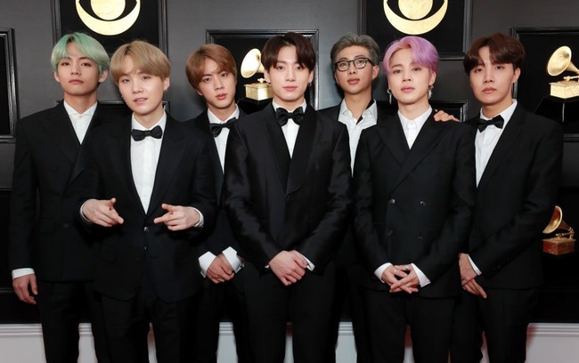BTS tampil elegan dan gagah dengan setelan tuksedo hitam di acara Grammy Awards 2019, Minggu (10/2/2019), waktu Los Angeles, California. Banyak yang mengira mereka akan memakai busana rancangan desainer internasional, tapi kenyataannya jauh dari itu. Foto: Rich Fury/Getty Images