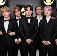 BTS tampil elegan dan gagah dengan setelan tuksedo hitam di acara Grammy Awards 2019, Minggu (10/2/2019), waktu Los Angeles, California. Banyak yang mengira mereka akan memakai busana rancangan desainer internasional, tapi kenyataannya jauh dari itu. Foto: Rich Fury/Getty Images