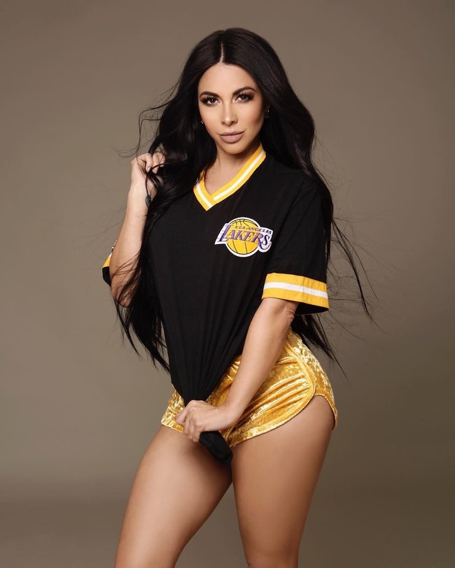 Nama Jimena Sanches sempat jadi viral pada 2015 silam karena banyak netizen yang sadar dengan kemiripannya dengan Kim. Meski dibilang mirip, namun presenter olaharaga di Fox Sports Latino itu merasa malu jika disamakan dengan Kim. Foto: Instagram @jimenasanchezmx