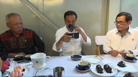 Begini nih gaya Jokowi saat membuat vlog di sebuah kafe wilayah Bandung. Jokowi tampak menyesap secangkir kopi dan duduk di samping Menteri PUPR Basuki Hadimuljono dan Sekretaris Kabinet Pramono Anung. Vlognya bahkan diberi judul Mencicip Kopi Terbaik dan Termahal di Dunia. Foto: YouTube Presiden Joko Widodo