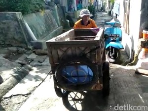Mimpi Dedih Pejuang Kebersihan dari Sukabumi Miliki Gerobak Sampah Baru