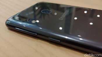 Di samping kiri ponsel ada tombol volume dan power. (Foto: detikINET/Muhamad Imron Rosyadi)