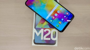 Ia menjadi salah satu ponsel pertama Samsung yang mengusung notch, atau disebutnya Infinity-V display. (Foto: detikINET/Muhamad Imron Rosyadi)