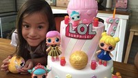 Makin lengkap karena ternyata tanggal ulang tahun Sabrina dekat dengan Diego. Kalau Sabrina mendapat kue tema LOL Surprise yang serba pink. Foto: Instagram liodiegosabrina