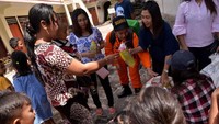 Relawan PMI pun mulai masuk dan membagikan bingkisan untuk anak-anak yang berada di lokasi terisolir di Desa Batubulan, Pulau Siau, Kabupaten Kepulauan Sitaro, Sulwesi Utara pada Minggu (10/2/2019) lalu.
