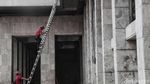 Petugas Damkar Bikin Istiqlal Makin Bersih