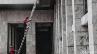 Dinding masjid juga ikut dibersihkan.