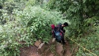 Selepas pos pertama, barulah trek berat khas pendakian mulai terasa. Jalurnya memiliki karakter berbatu dengan kemiringan yang curam. Pendaki akan mulai menemui trek sempit dengan jurang di kiri kanan. (Idris/detikTravel)