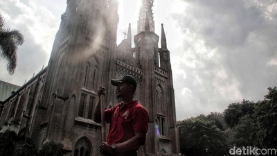 Aksi Petugas Damkar Bersih-bersih Katedral