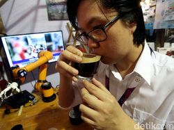 Canggih! Robot Barista Ini Mejeng di Pameran Pendidikan