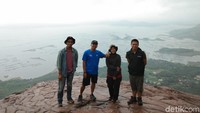Batu Lembu jaraknya sekitar 100 meter dari puncak. Letak Batu Lembu seperti berada di punuk sapi atau punggung sapi yang paling menjulang. (Idris/detikTravel) 