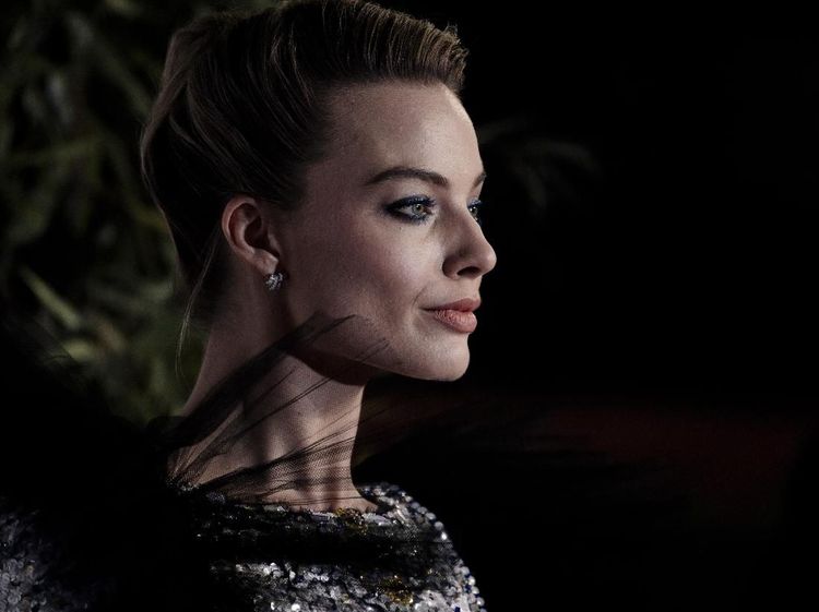 Garis Wajah Margot Robbie, Si Boneka Barbie