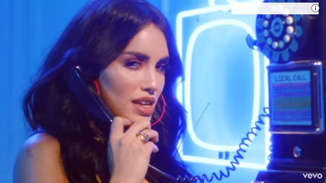 Sementara itu Lali Esposito, teman duet Thalia, merupakan penyanyi kelahiran Argentina berusia 27 tahun. Ia telah menelurkan beberapa album musik seperti Brava, A Bailar, Esperanza mia, Lalu dan en La Trastienda. Foto: Screenshot YouTube/ Thalia