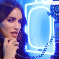 Sementara itu Lali Esposito, teman duet Thalia, merupakan penyanyi kelahiran Argentina berusia 27 tahun. Ia telah menelurkan beberapa album musik seperti Brava, A Bailar, Esperanza mia, Lalu dan en La Trastienda. Foto: Screenshot YouTube/ Thalia