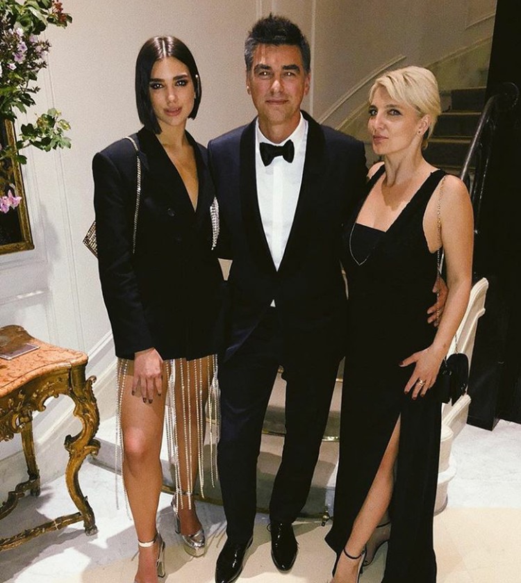 Family Goals! 8 Potret Keseruan Dua Lipa Bersama Keluarga