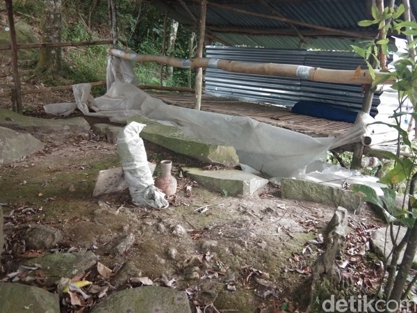 Yang menarik di etape ini, terdapat dua makam yang dikeramatkan. Makam Mbah Jongrang Kalipitung jadi tempat keramat pertama yang menyambut di jalur menuju puncak. (Idris/detikTravel) Yang menarik di etape ini, terdapat dua makam yang dikeramatkan. Makam Mbah Jongrang Kalipitung jadi tempat keramat pertama yang menyambut di jalur menuju puncak. (Idris/detikTravel)