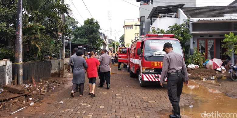 Lumpur yang Menutup Jalan Pasca Tanggul Jebol Pasirjati Berkurang Lumpur yang Menutup Jalan Pasca Tanggul Jebol Pasirjati Berkurang