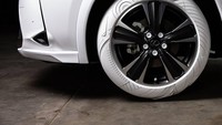 Ban berkelir putih tersebut membalut pelek Lexus UX berukuran 18 inci. Foto: Dok. Lexus