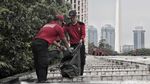 Petugas Damkar Bikin Istiqlal Makin Bersih