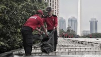 Bahkan atap masjid juga dibersihkan para petugas.