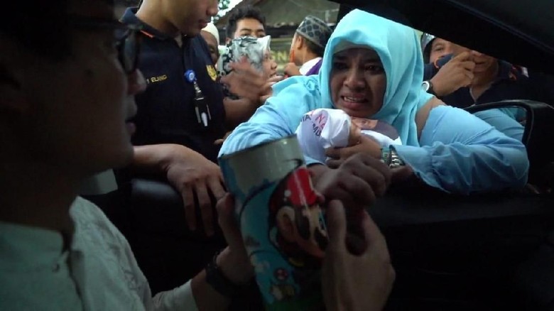 Sambil Menangis, Warga Pekalongan Berikan Celengan ke Sandiaga Uno Sambil Menangis, Warga Pekalongan Berikan Celengan ke Sandiaga Uno