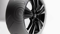 Detail embos pun mirip seperti sepatu, lengkap dengan logo Nike di bannya. Foto: Dok. Lexus