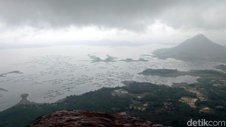 Pemandangan Waduk Jatiluhur dari puncak Gunung Lembu (Idris/detikTravel) Pemandangan Waduk Jatiluhur dari puncak Gunung Lembu (Idris/detikTravel)