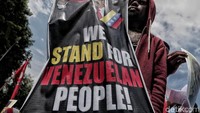 Mereka juga mengkritik pemerintahan Indonesia yang diangggap diam saja terkait blokade ekonomi Amerika terhadap Venezuela serta meminta dukungan kepada warga Indonesia untuk memberikan solidaritas kepada rakyat Venezuela.