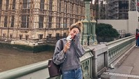 Makan es krim di kawasan Big Ben Tower, London. (hellofashionblog/Instagram)