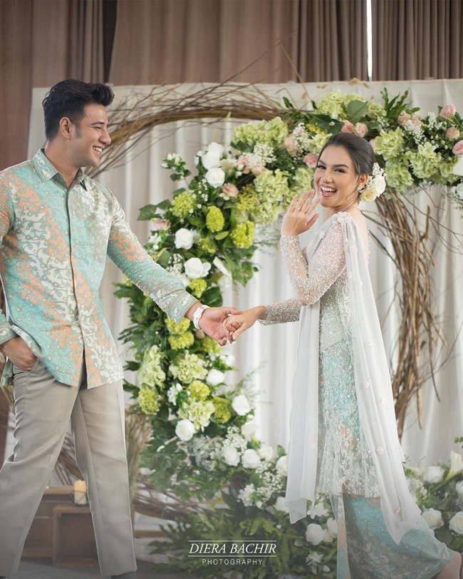 Dekorasi backdrop lamaran bergaya rustic pun tampak harmonis dengan busana kedua calon pengantin. Bunga hydrangea hijau dengan mawar nuansa blush pink menjadi pemanis yang membuat unsur rusticnya tetap cantik. Foto: Diera Bachir Photography