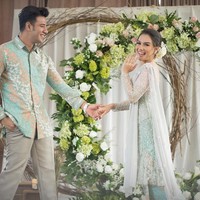 Dekorasi backdrop lamaran bergaya rustic pun tampak harmonis dengan busana kedua calon pengantin. Bunga hydrangea hijau dengan mawar nuansa blush pink menjadi pemanis yang membuat unsur rusticnya tetap cantik. Foto: Diera Bachir Photography