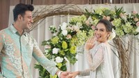 Keduanya serasi mengenakan busana serba hijau bernuansa putih. Foto: Diera Bachir Photography