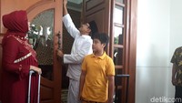 Sebelum meninggalkan rumah yang telah ditempati tiga tahun ini, Gus Ipul memberikan kunci rumah kepada perwakilan dari Biro Umum Pemprov Jatim. Didampingi istri dan anaknya, Gus Ipul nampak membawa dua koper dari dalam rumah.