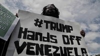 Dalam aksi tersebut para peserta aksi menyatakan sikap yakni menolak intervensi Amerika terhadap pelanggaran kedaulatan rakyat Venezuela, dan menolak pernyataan Uni Eropa yang mengancam Venezuela dalam hal pemilu ulang.