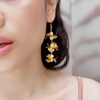 Perhiasaan juga menjadi kado Valentine paling favorit. Pilihan yang cantik bisa didapatkan dari brand lokal Massicot. Merek tersebut menawarkan Liccra earrings berikut seharga Rp 400 ribuan. Foto: Instagram @massicot