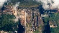 Angel Falls sebenarnya diambil dari nama penemu air terjun tersebut. Pada tahun 1933, seorang pilot bernama Jimie Angel terbang di atas Gunung Auyantepui dan mendaratkan pesawatnya tak jauh dari air terjun itu. Dia pun menamakannya Angel Falls, sesuai dengan namanya sendiri (iStock)